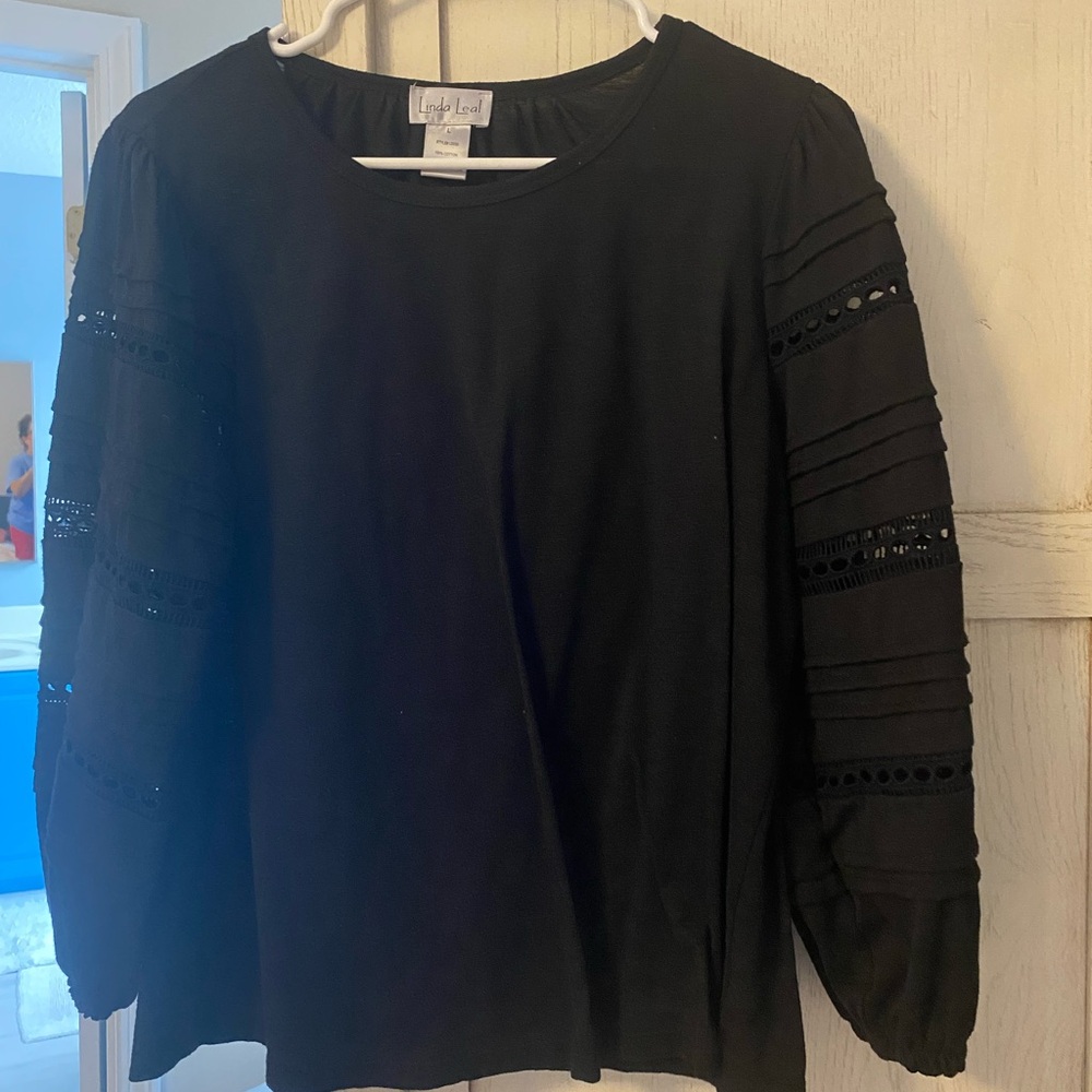 This is so comfy yet so trendy and chic. Size Large women’s.